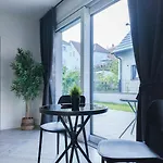Alfa Doppelzimmer Mit Teekueche Und Terrasse Porsche Bosch L Gemeinschaftsbad Wifi Smarttv L Double With Kitchenette And Terrace L Shared Bathroom Bs21a5 Appartement