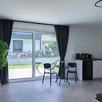 Alfa Doppelzimmer Mit Teekueche Und Terrasse Porsche Bosch L Gemeinschaftsbad Wifi Smarttv L Double With Kitchenette And Terrace L Shared Bathroom Bs21a5 * Stuttgart