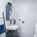 Alfa Doppelzimmer Mit Teekueche Und Terrasse Porsche Bosch L Gemeinschaftsbad Wifi Smarttv L Double With Kitchenette And Terrace L Shared Bathroom Bs21a5