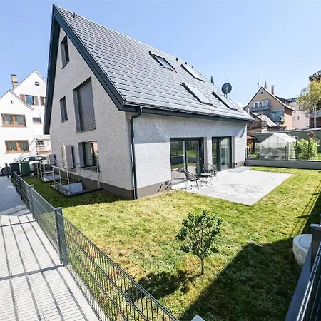 Alfa Doppelzimmer Mit Teekueche Und Terrasse Porsche Bosch L Gemeinschaftsbad Wifi Smarttv L Double With Kitchenette And Terrace L Shared Bathroom Bs21a5 Stuttgart