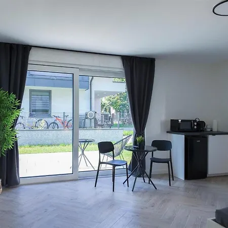 Alfa Doppelzimmer Mit Teekueche Und Terrasse Porsche Bosch L Gemeinschaftsbad Wifi Smarttv L Double With Kitchenette And Terrace L Shared Bathroom Bs21a5 * Stuttgart