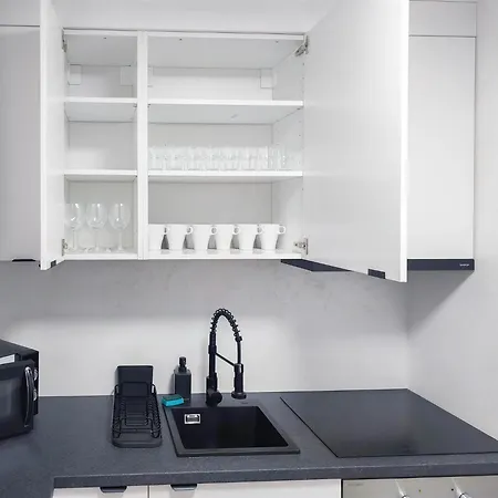 Διαμέρισμα Alfa Doppelzimmer Mit Teekueche Und Terrasse Porsche Bosch L Gemeinschaftsbad Wifi Smarttv L Double With Kitchenette And Terrace L Shared Bathroom Bs21a5 *