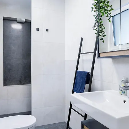 Alfa Doppelzimmer Mit Teekueche Und Terrasse Porsche Bosch L Gemeinschaftsbad Wifi Smarttv L Double With Kitchenette And Terrace L Shared Bathroom Bs21a5