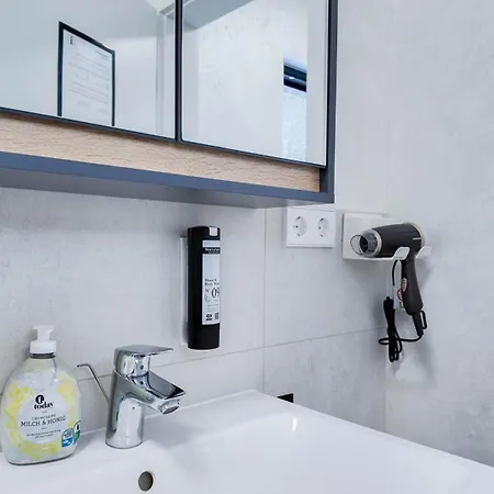 Alfa Doppelzimmer Mit Teekueche Und Terrasse Porsche Bosch L Gemeinschaftsbad Wifi Smarttv L Double With Kitchenette And Terrace L Shared Bathroom Bs21a5 *