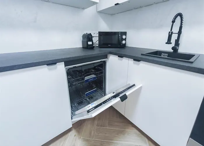 Alfa Doppelzimmer Mit Teekueche Und Terrasse Porsche Bosch L Gemeinschaftsbad Wifi Smarttv L Double With Kitchenette And Terrace L Shared Bathroom Bs21a5 Apartman