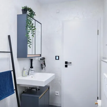 Alfa Doppelzimmer Mit Teekueche Und Terrasse Porsche Bosch L Gemeinschaftsbad Wifi Smarttv L Double With Kitchenette And Terrace L Shared Bathroom Bs21a5